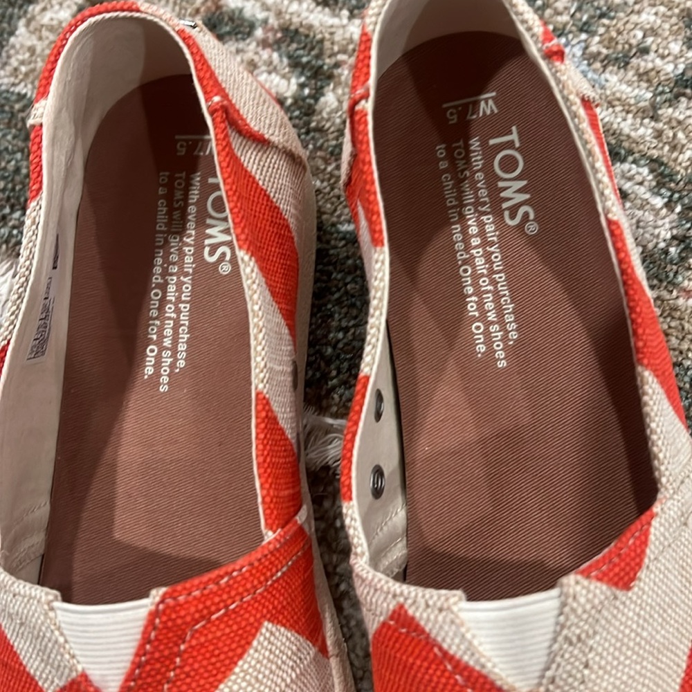 Like new Tom’s slip on size 7.5 women’s - Picture 2 of 9